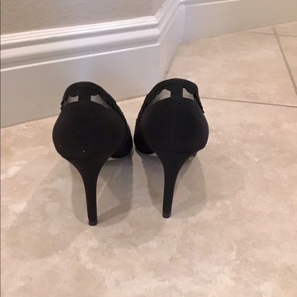 💥 MOVING SALE💥 Scallop Black Pumps - Picture 4 of 9